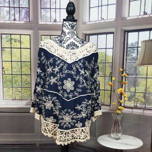 NWT SOLITAIRE CROCHETED LACE TRIM & FLORAL EMBROIDERED TUNIC TOP (L)